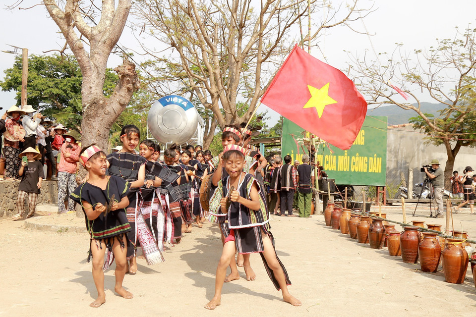 Hàng năm, người Bahnar ở làng Prăng sẽ tổ chức lễ cúng bên trong nhà Rông và sân nhà Rông, là hai nghi thức lớn của làng nhằm tưởng nhớ đến những người trong làng đã mất, cầu nguyện Yàng cho bà con một năm khỏe mạnh, mưa thuận gió hòa, mùa màng bội thu. (Ảnh: Quang Thái/TTXVN)
