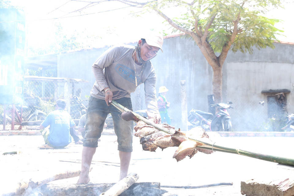 Người dân trong làng mỗi người một tay góp sức cho lễ Sơmă Kơcham. (Ảnh: Quang Thái/TTXVN)
