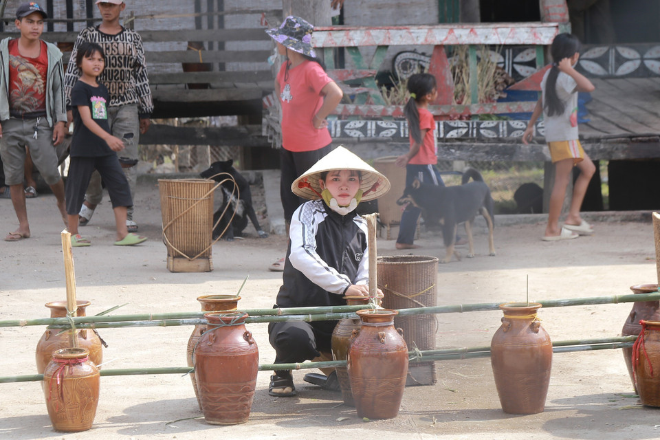 Các ghè rượu được chính người dân trong làng ủ và mang tới cúng Sơmă Kơcham. (Ảnh: Quang Thái/TTXVN)