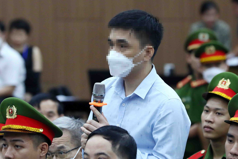 Bị cáo Vũ Sỹ Cường, cựu cán bộ Cục Quản lý Xuất Nhập cảnh, Bộ Công an, khai báo trước tòa. (Ảnh: Phạm Kiên/TTXVN)