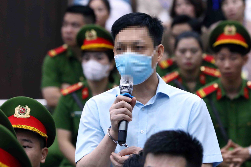 Bị cáo Vũ Anh Tuấn, cựu cán bộ Cục Quản lý Xuất Nhập cảnh, Bộ Công an, khai báo trước tòa. (Ảnh: Phạm Kiên/TTXVN)