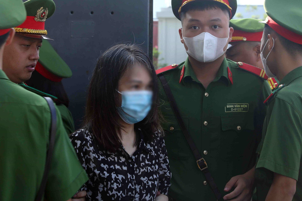 Lực lượng chức năng dẫn giải các bị cáo tới phiên tòa xét xử. (Ảnh: Phạm Kiên/TTXVN)