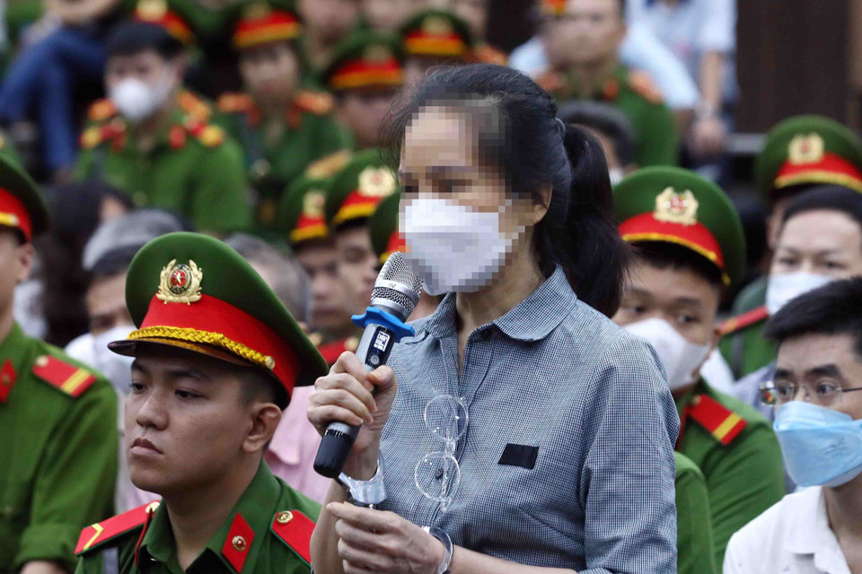 Bị cáo Nguyễn Thị Hương Lan, cựu Cục trưởng Cục Lãnh sự, Bộ Ngoại giao, khai báo trước tòa. (Ảnh: Phạm Kiên/TTXVN)