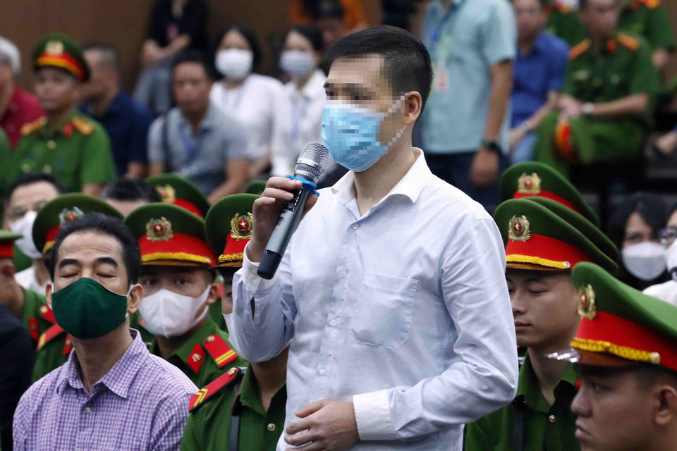 Bị cáo Trần Minh Tuấn, cựu Giám đốc Công ty Cổ phần xây dựng Thái Hòa, khai báo trước tòa. (Ảnh: Phạm Kiên/TTXVN)