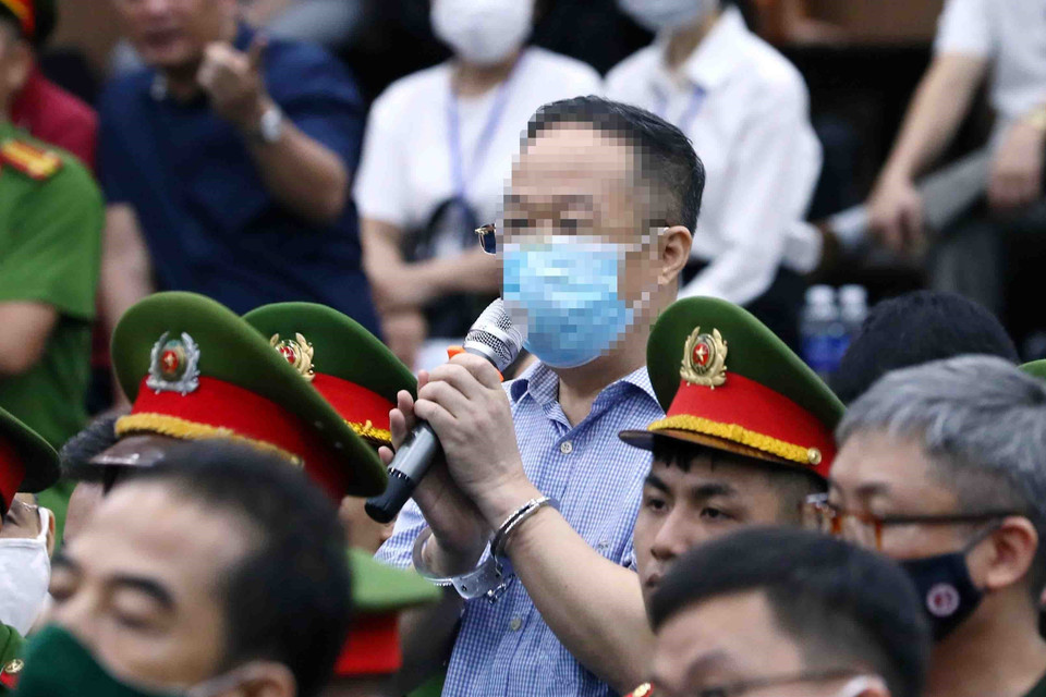 Bị cáo Trần Văn Dự, cựu Phó Cục trưởng Cục Quản lý Xuất Nhập cảnh, Bộ Công an, khai báo trước tòa. (Ảnh: Phạm Kiên/TTXVN)