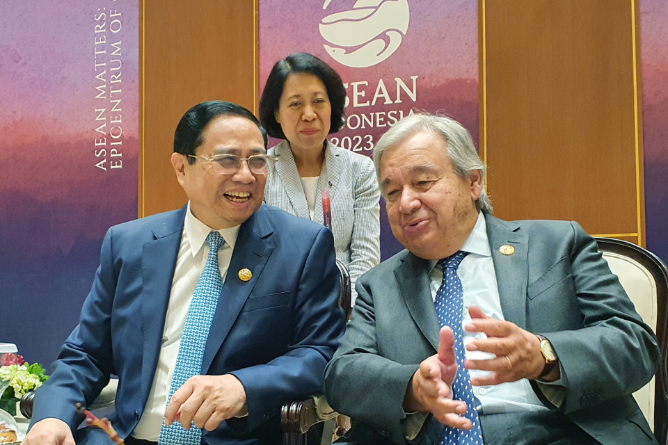 Thủ tướng Phạm Minh Chính trao đổi với Tổng thư ký Liên Hợp Quốc Antonio Guterres. (Ảnh: TTXVN)