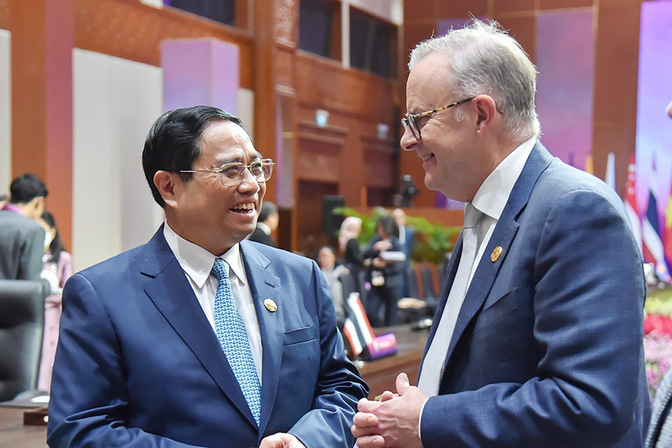Thủ tướng Phạm Minh Chính trao đổi với Thủ tướng Australia Anthony Albanese tại Hội nghị Cấp cao ASEAN-Australia lần thứ 3. (Ảnh: Dương Giang/TTXVN)