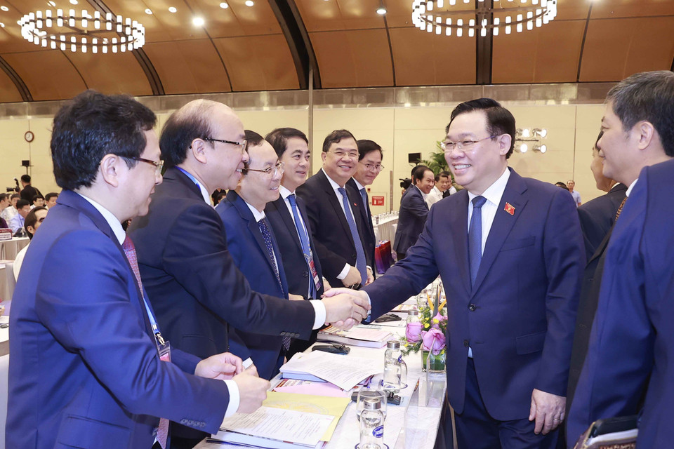 Chủ tịch Quốc hội Vương Đình Huệ với đại biểu dự diễn đàn. (Ảnh: Doãn Tấn/TTXVN)