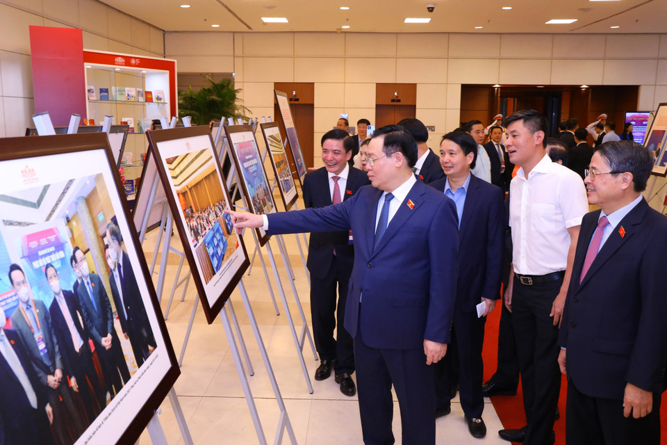 Chủ tịch Quốc hội Vương Đình Huệ cùng các đại biểu tham quan trưng bày ảnh tại diễn đàn. (Ảnh: Văn Điệp/TTXVN)