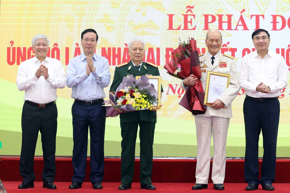 Chủ tịch nước Võ Văn Thưởng tặng hoa cho các chiến sỹ Điện Biên. (Ảnh: Thống Nhất/TTXVN