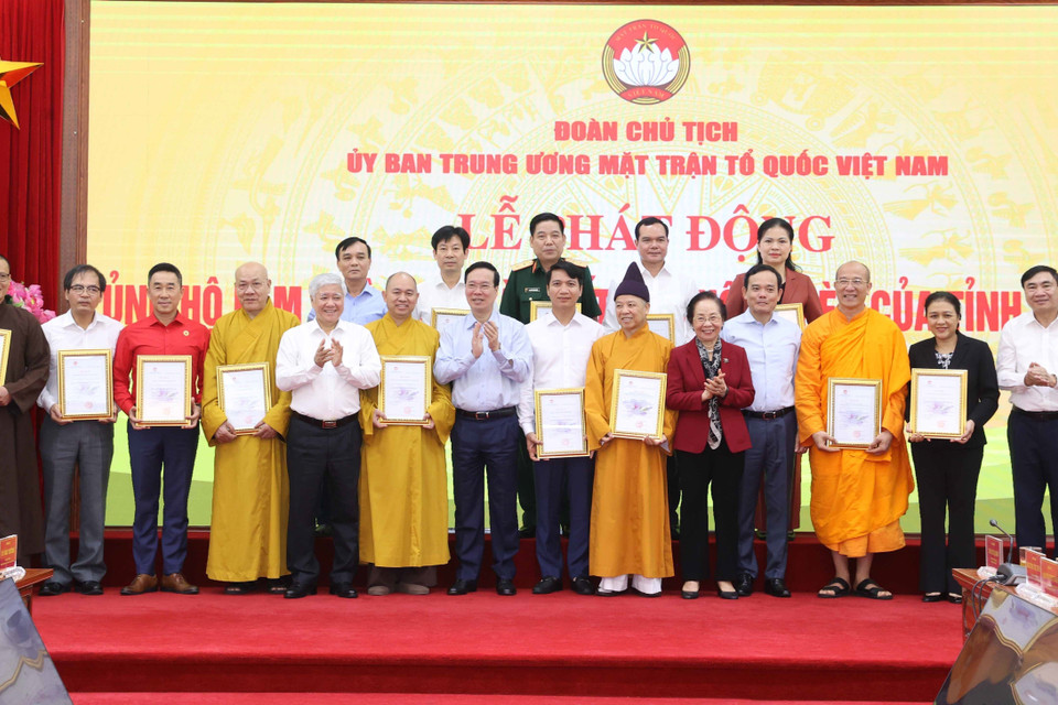 Chủ tịch nước Võ Văn Thưởng và các tập thể ủng hộ. (Ảnh: Thống Nhất/TTXVN)