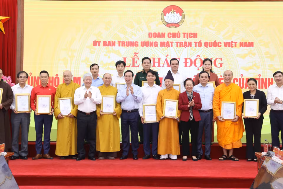 Chủ tịch nước Võ Văn Thưởng và các tập thể ủng hộ. (Ảnh: Thống Nhất/TTXVN)