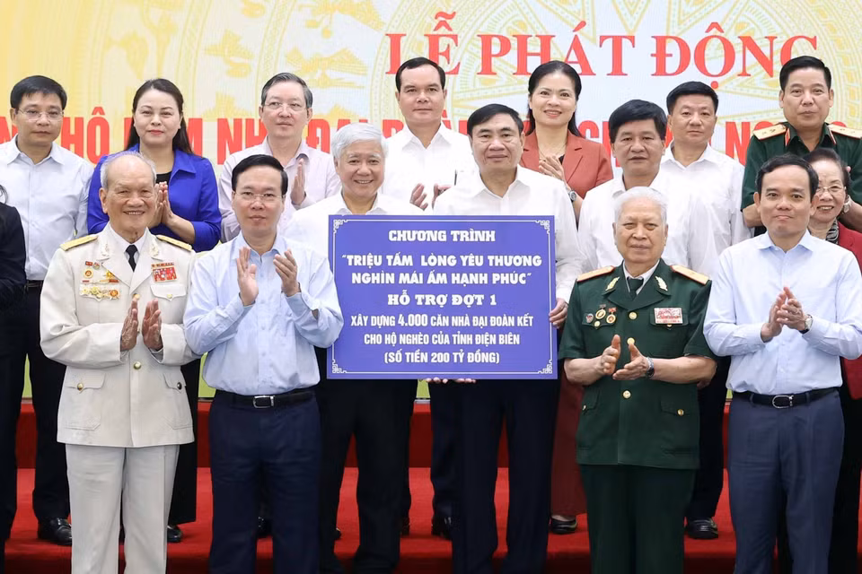 Sáng 13/5, Chủ tịch nước Võ Văn Thưởng dự và phát biểu tại buổi lễ phát động ủng hộ làm nhà Đại đoàn kết cho hộ nghèo tỉnh Điện Biên, hướng tới kỷ niệm 70 năm Chiến thắng Điện Biên Phủ. (Ảnh: Thống Nhất/TTXVN)