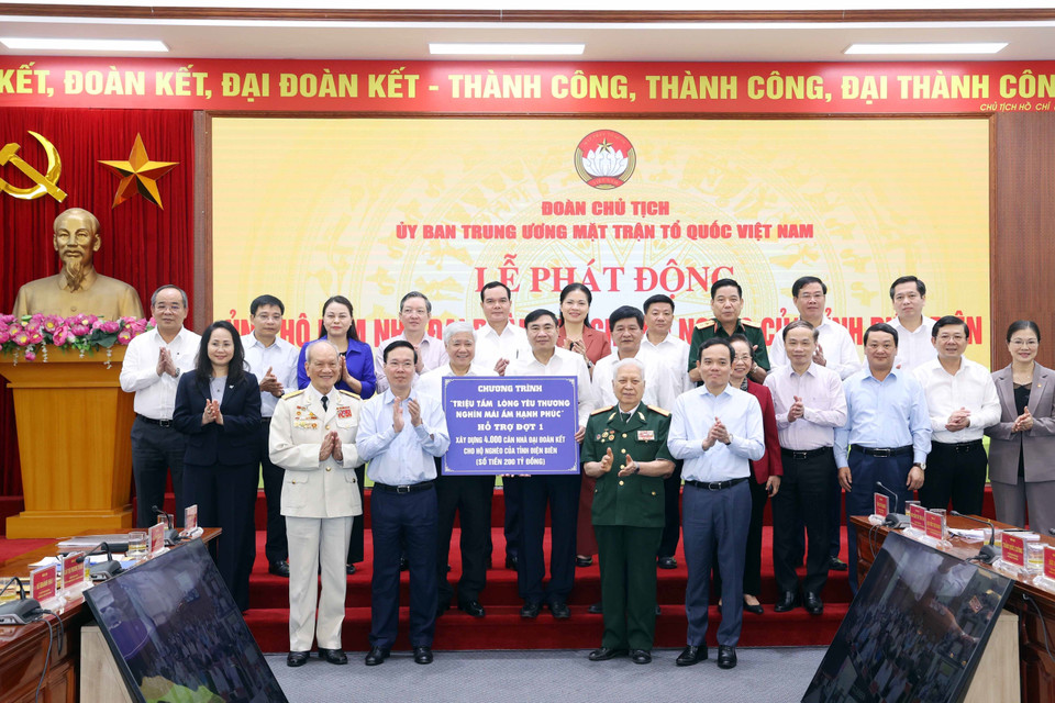 Chủ tịch nước Võ Văn Thưởng trao ủng hộ đợt 1 cho tỉnh Điện Biên. (Ảnh: Thống Nhất/TTXVN)