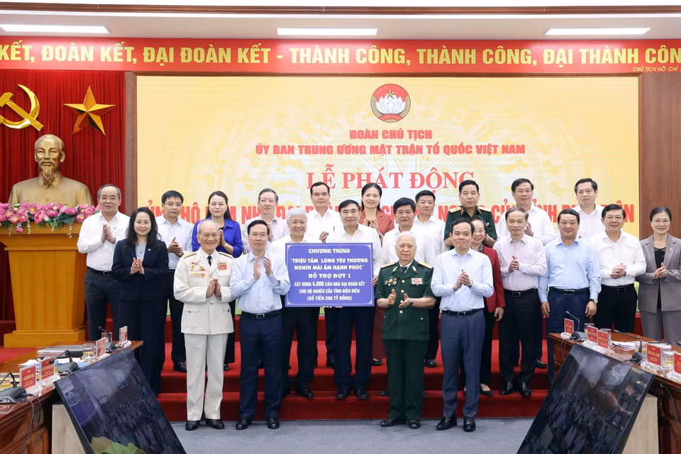 Chủ tịch nước Võ Văn Thưởng trao ủng hộ đợt 1 cho tỉnh Điện Biên. (Ảnh: Thống Nhất/TTXVN)