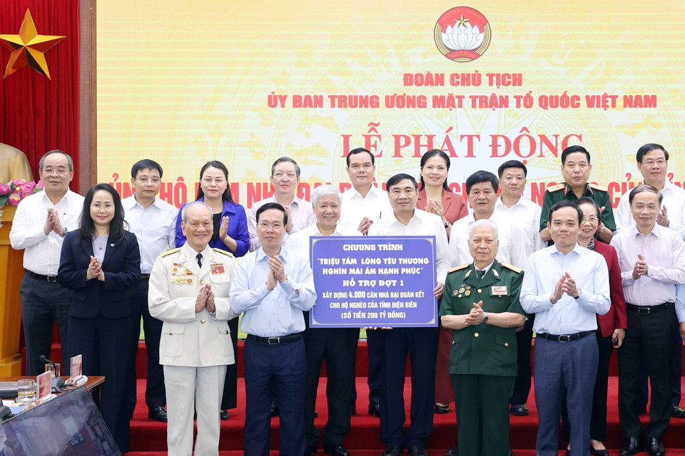 Chủ tịch nước Võ Văn Thưởng trao ủng hộ đợt 1 cho tỉnh Điện Biên. (Ảnh: Thống Nhất/TTXVN)