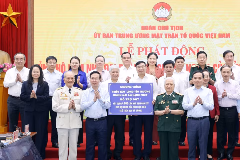 Chủ tịch nước Võ Văn Thưởng trao ủng hộ đợt 1 cho tỉnh Điện Biên. (Ảnh: Thống Nhất/TTXVN)