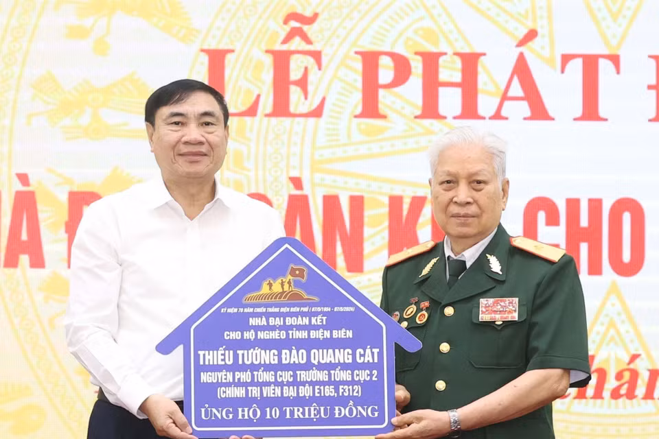 Trao ủng hộ làm nhà Đại đoàn kết cho hộ nghèo của tỉnh Điện Biên. (Ảnh: Thống Nhất/TTXVN)