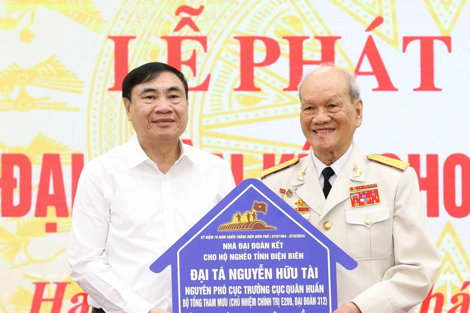 Đại tá Nguyễn Hữu Tài trao ủng hộ làm nhà Đại đoàn kết cho hộ nghèo tỉnh Điện Biên. (Ảnh: Thống Nhất/TTXVN)