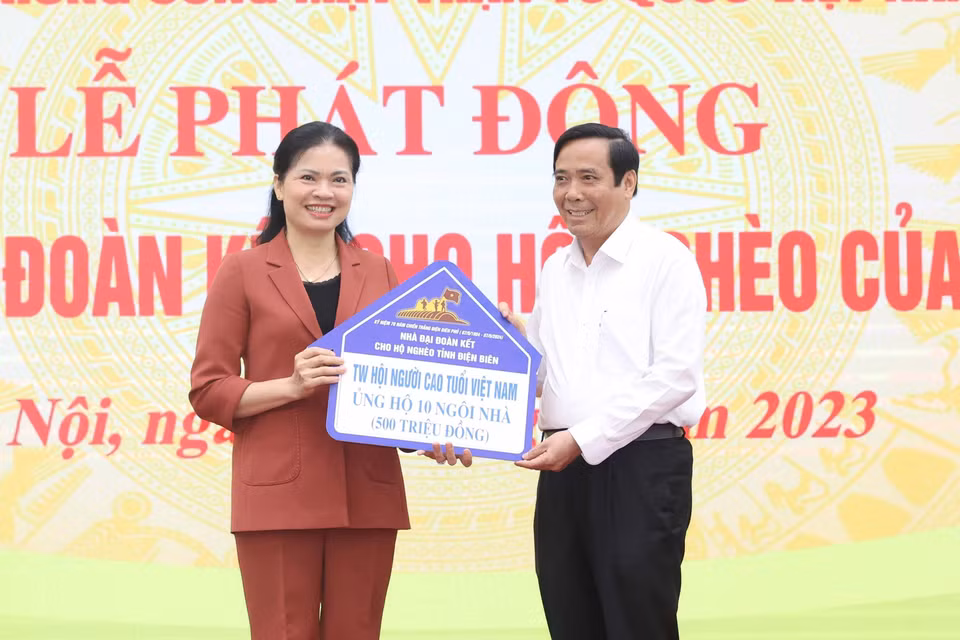 Trao ủng hộ làm nhà Đại đoàn kết cho hộ nghèo của tỉnh Điện Biên. (Ảnh: Thống Nhất/TTXVN)