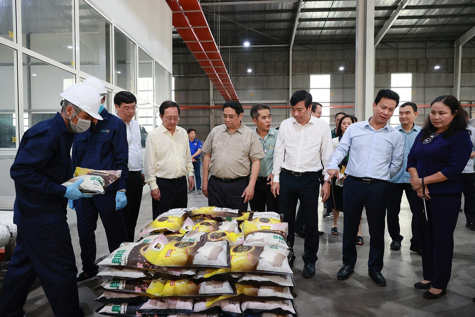 Hình ảnh Thủ tướng Phạm Minh Chính thăm Nhà máy Chế biến Gạo của Công ty Trách nhiệm hữu hạn Lúa, Gạo Việt Nam. (Ảnh: Dương Giang/TTXVN)