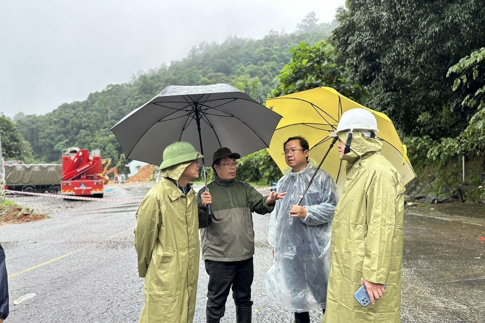 Phó Chủ tịch Ủy ban Nhân dân tỉnh Lâm Đồng Nguyễn Ngọc Phúc (người chỉ tay) chỉ huy lực lượng cứu hộ tại hiện trường. (Ảnh: Nguyễn Dũng/TTXVN)