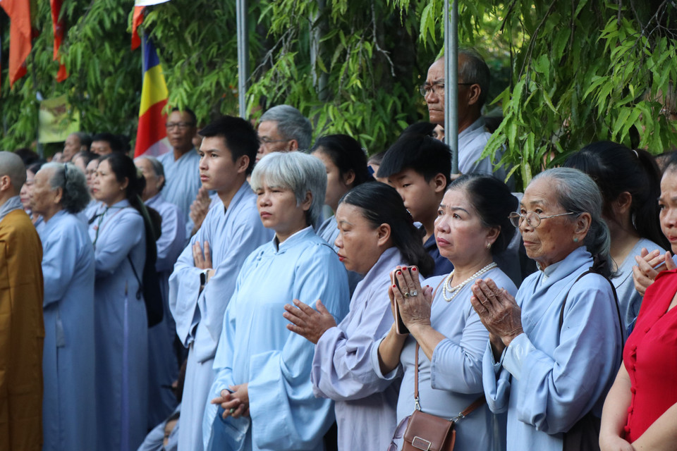 Hình ảnh đông đảo tăng ni và đồng bào phật tử tham dự đại lễ. (Ảnh: Tường Vi/TTXVN)