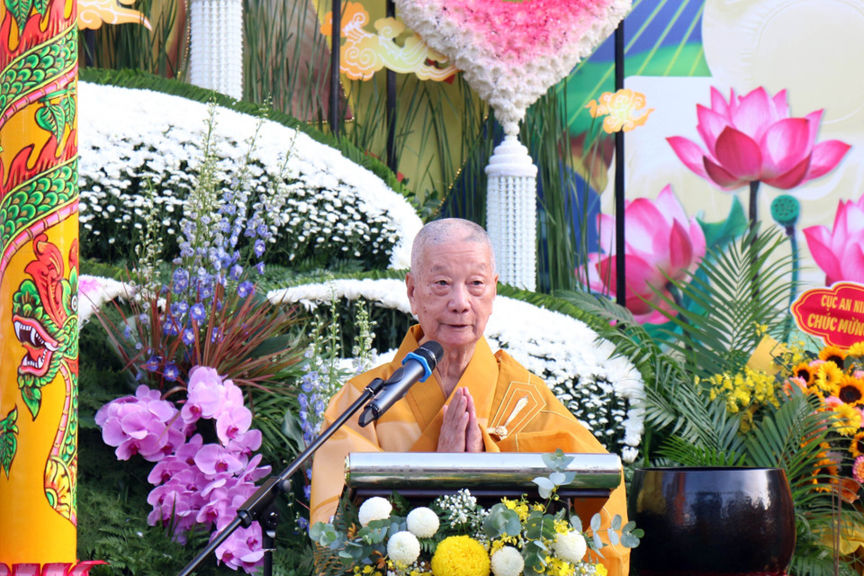 Hòa thượng Thích Trí Quảng, Pháp chủ Giáo hội Phật giáo Việt Nam đọc Thông điệp Đại lễ Phật đản Phật lịch 2567. (Ảnh: Tiến Lực/TTXVN) 