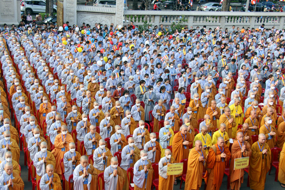 Đông đảo Phật tử dự Đại lễ Phật đản Phật lịch 2567 tại Việt Nam Quốc Tự, Thành phố Hồ Chí Minh. (Ảnh: Tiến Lực/TTXVN)