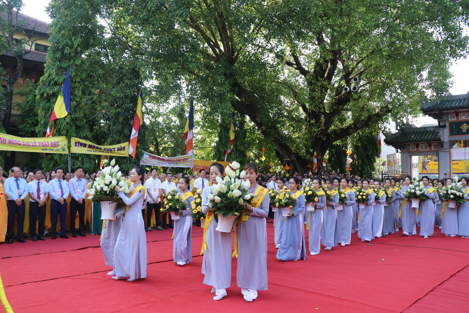 Đoàn Thiếu nữ Gia đình Phật tử dâng hoa cúng dường. (Ảnh: Tường Vi/TTXVN)