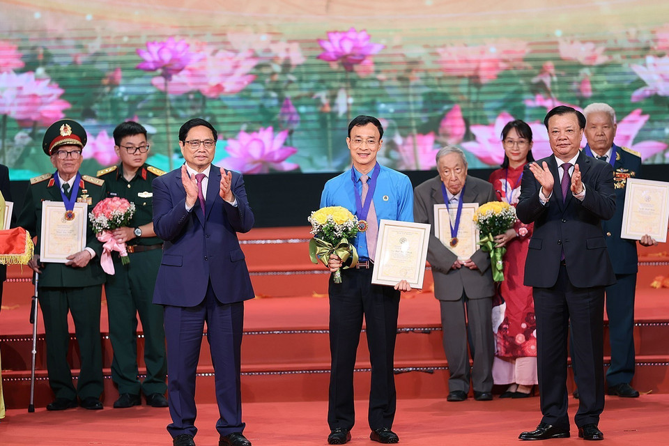 Thủ tướng Phạm Minh Chính và Bí thư Thành ủy Thành phố Hà Nội Đinh Tiến Dũng trao danh hiệu Công dân Thủ đô Ưu tú năm 2023 cho ông Ngô Ngọc Vinh - Chủ tịch Công đoàn Công ty Điện Stanley Việt Nam. (Ảnh: Dương Giang/TTXVN)