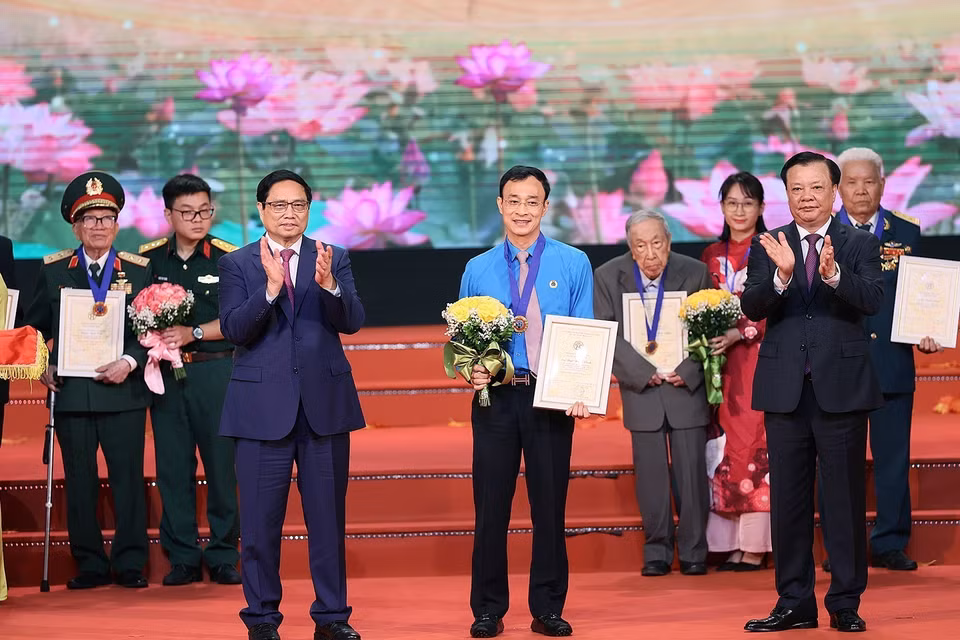 Thủ tướng Phạm Minh Chính và Bí thư Thành ủy Thành phố Hà Nội Đinh Tiến Dũng trao danh hiệu Công dân Thủ đô Ưu tú năm 2023 cho ông Ngô Ngọc Vinh - Chủ tịch Công đoàn Công ty Điện Stanley Việt Nam. (Ảnh: Dương Giang/TTXVN)