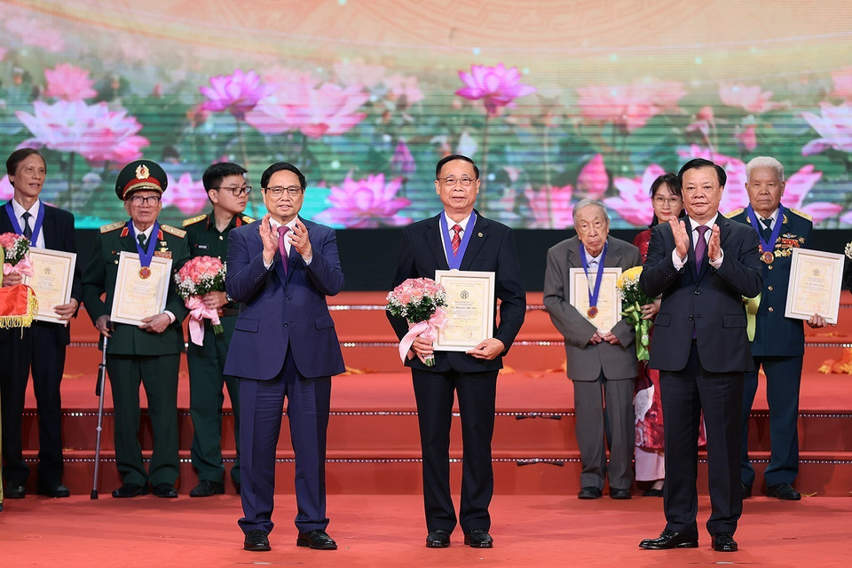 Thủ tướng Phạm Minh Chính và Bí thư Thành ủy Thành phố Hà Nội Đinh Tiến Dũng trao danh hiệu Công dân Thủ đô Ưu tú năm 2023 cho ông Nguyễn Phi Đức - Chủ tịch Hội đồng Quản trị Hợp tác xã Dịch vụ nông nghiệp, kinh doanh thương mại, tổng hợp Dương Liễu, huyện Hoài Đức. (Ảnh: Dương Giang/TTXVN)
