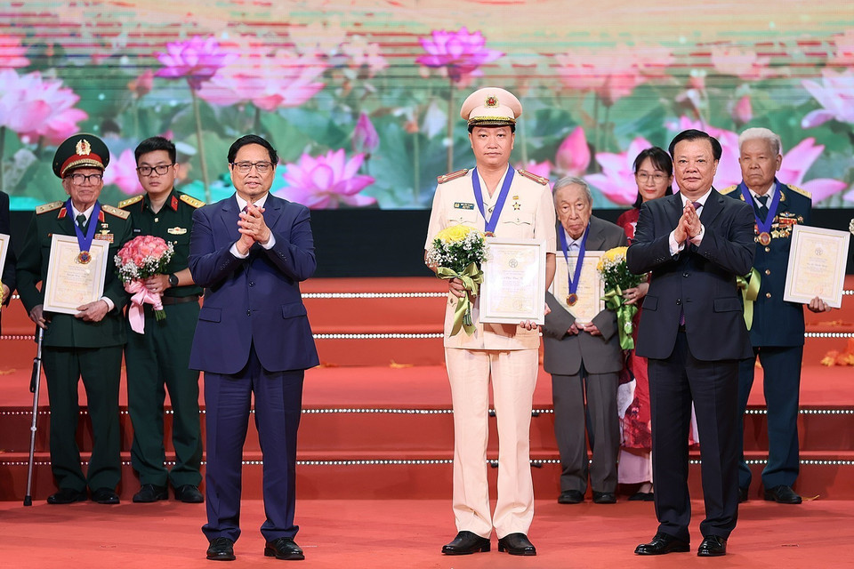 Thủ tướng Phạm Minh Chính và Bí thư Thành ủy Thành phố Hà Nội Đinh Tiến Dũng trao danh hiệu Công dân Thủ đô Ưu tú năm 2023 cho Trung tá Chu Văn Thanh - Đội trưởng Đội Cảnh sát Điều tra Tội phạm về Ma túy, Công an quận Thanh Xuân. (Ảnh: Dương Giang/TTXVN)