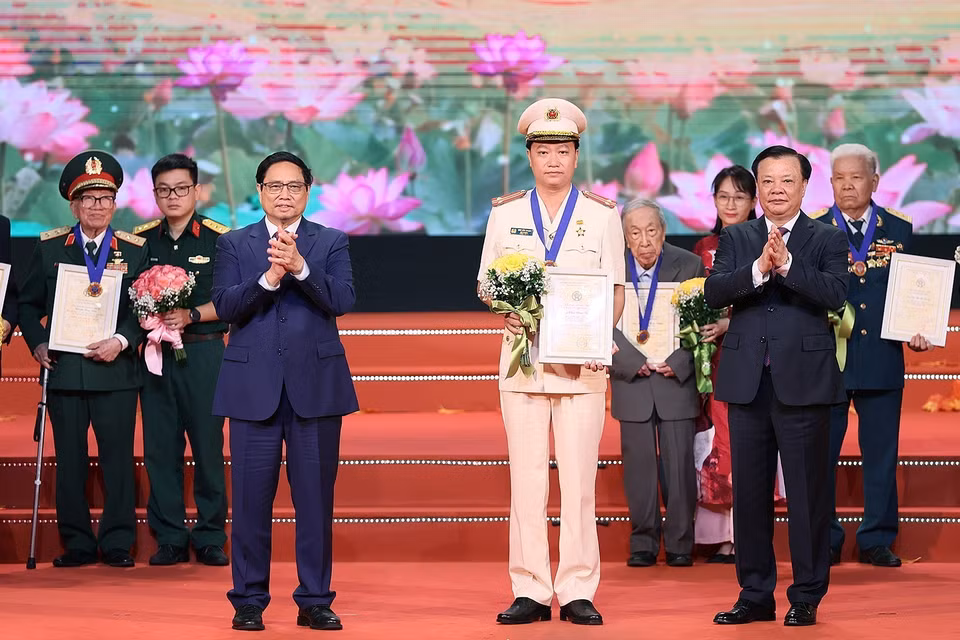Thủ tướng Phạm Minh Chính và Bí thư Thành ủy Thành phố Hà Nội Đinh Tiến Dũng trao danh hiệu Công dân Thủ đô Ưu tú năm 2023 cho Trung tá Chu Văn Thanh - Đội trưởng Đội Cảnh sát Điều tra Tội phạm về Ma túy, Công an quận Thanh Xuân. (Ảnh: Dương Giang/TTXVN)