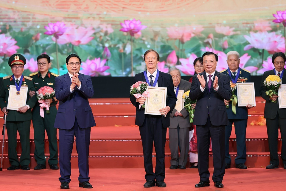 Thủ tướng Phạm Minh Chính và Bí thư Thành ủy Thành phố Hà Nội Đinh Tiến Dũng trao danh hiệu Công dân Thủ đô Ưu tú năm 2023 cho Nhà giáo ưu tú Bùi Văn Phúc - Phó Hiệu trưởng Trường Trung học Phổ thông chuyên Hà Nội-Amsterdam. (Ảnh: Dương Giang/TTXVN)