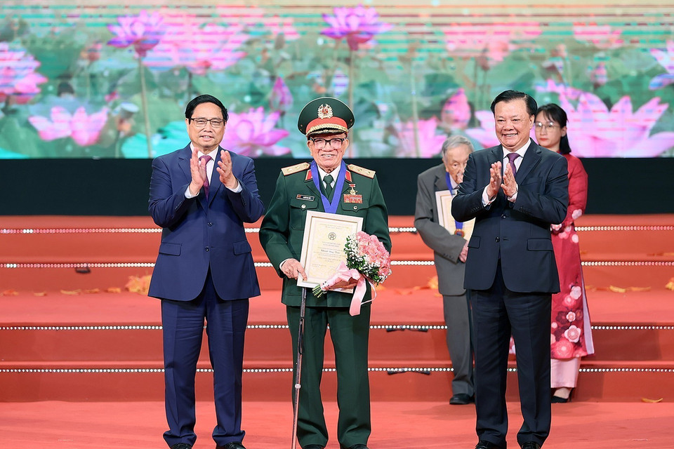 Thủ tướng Phạm Minh Chính và Bí thư Thành ủy Thành phố Hà Nội Đinh Tiến Dũng trao danh hiệu Công dân Thủ đô Ưu tú năm 2023 cho Trung tướng, Anh hùng Lực lượng Vũ trang Nhân dân Khuất Duy Tiến - hội viên Hội Cựu Chiến binh phường Điện Biên, quận Ba Đình. (Ảnh: Dương Giang/TTXVN)