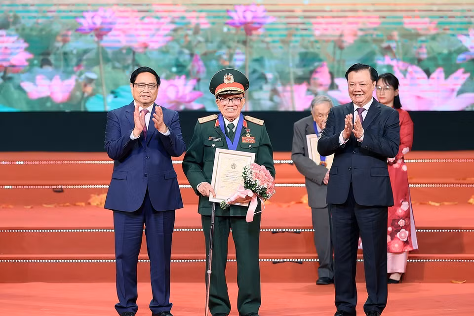Thủ tướng Phạm Minh Chính và Bí thư Thành ủy Thành phố Hà Nội Đinh Tiến Dũng trao danh hiệu Công dân Thủ đô Ưu tú năm 2023 cho Trung tướng, Anh hùng Lực lượng Vũ trang Nhân dân Khuất Duy Tiến - hội viên Hội Cựu Chiến binh phường Điện Biên, quận Ba Đình. (Ảnh: Dương Giang/TTXVN)