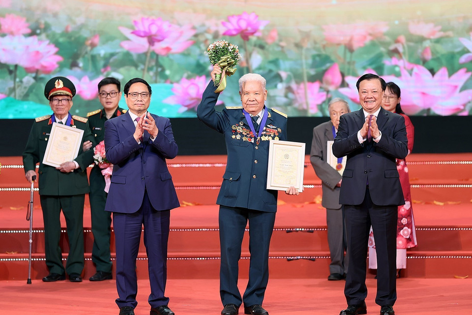 Thủ tướng Phạm Minh Chính và Bí thư Thành ủy Thành phố Hà Nội Đinh Tiến Dũng trao danh hiệu Công dân Thủ đô Ưu tú năm 2023 cho ông Lê Đình Duật - hội viên Hội Cựu chiến binh phường Thanh Xuân Trung, quận Thanh Xuân. (Ảnh: Dương Giang/TTXVN)