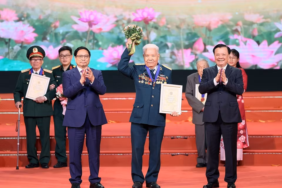 Thủ tướng Phạm Minh Chính và Bí thư Thành ủy Thành phố Hà Nội Đinh Tiến Dũng trao danh hiệu Công dân Thủ đô Ưu tú năm 2023 cho ông Lê Đình Duật - hội viên Hội Cựu chiến binh phường Thanh Xuân Trung, quận Thanh Xuân. (Ảnh: Dương Giang/TTXVN)