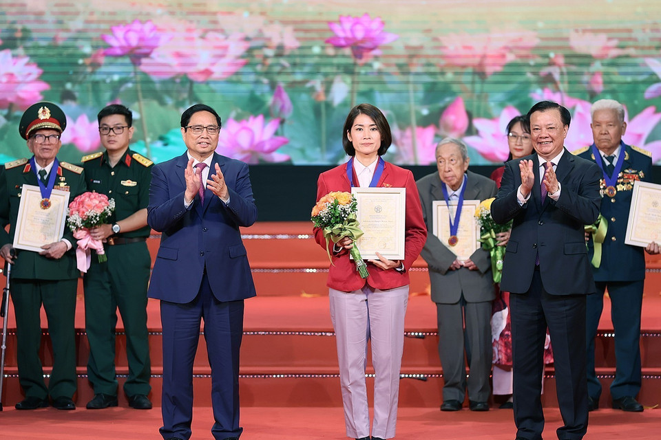 Thủ tướng Phạm Minh Chính và Bí thư Thành ủy Thành phố Hà Nội Đinh Tiến Dũng trao danh hiệu Công dân Thủ đô Ưu tú năm 2023 cho Huấn luyện viên Nguyễn Hoàng Ngân, Bộ môn Karate - Trung tâm Huấn luyện và Thi đấu Thể dục Thể thao Hà Nội. (Ảnh: Dương Giang/TTXVN)