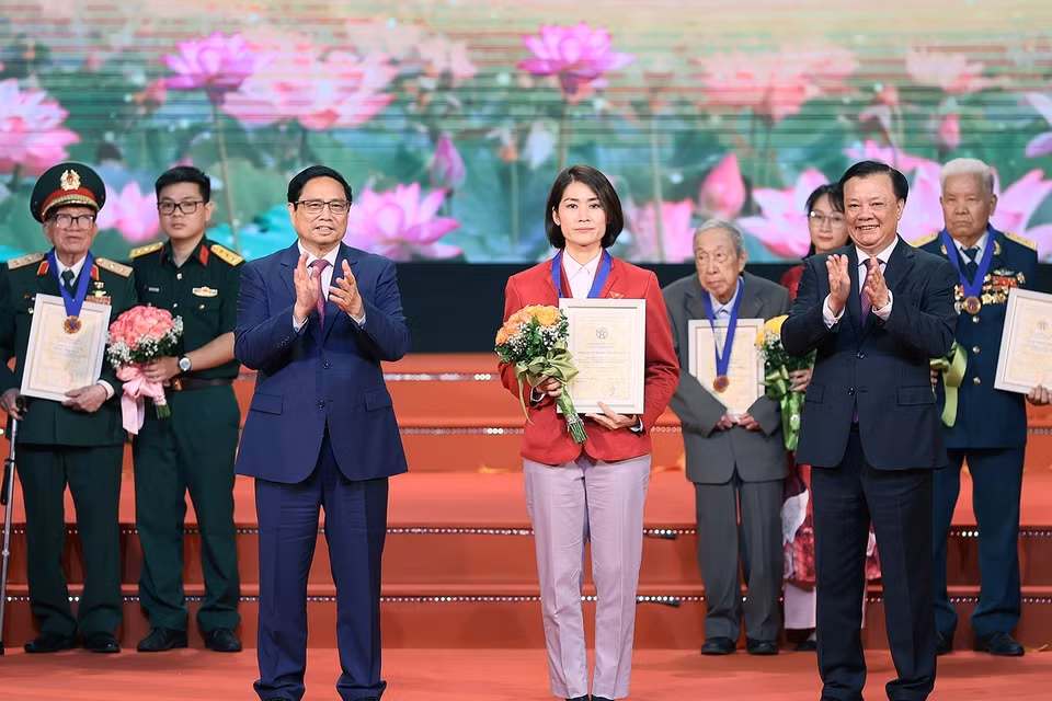 Thủ tướng Phạm Minh Chính và Bí thư Thành ủy Thành phố Hà Nội Đinh Tiến Dũng trao danh hiệu Công dân Thủ đô Ưu tú năm 2023 cho Huấn luyện viên Nguyễn Hoàng Ngân, Bộ môn Karate - Trung tâm Huấn luyện và Thi đấu Thể dục Thể thao Hà Nội. (Ảnh: Dương Giang/TTXVN)