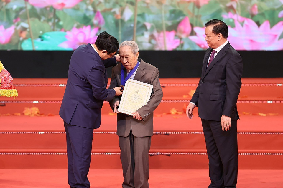 Thủ tướng Phạm Minh Chính và Bí thư Thành ủy Thành phố Hà Nội Đinh Tiến Dũng trao danh hiệu Công dân Thủ đô Ưu tú năm 2023 cho ông Nguyễn Hữu Phúc (tức Lê Đức Vân) - Trưởng Ban Liên lạc Đoàn Thanh niên Cứu quốc Thành Hoàng Diệu. (Ảnh: Dương Giang/TTXVN)