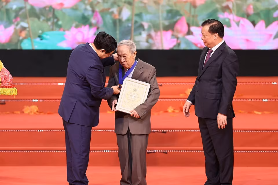 Thủ tướng Phạm Minh Chính và Bí thư Thành ủy Thành phố Hà Nội Đinh Tiến Dũng trao danh hiệu Công dân Thủ đô Ưu tú năm 2023 cho ông Nguyễn Hữu Phúc (tức Lê Đức Vân) - Trưởng Ban Liên lạc Đoàn Thanh niên Cứu quốc Thành Hoàng Diệu. (Ảnh: Dương Giang/TTXVN)