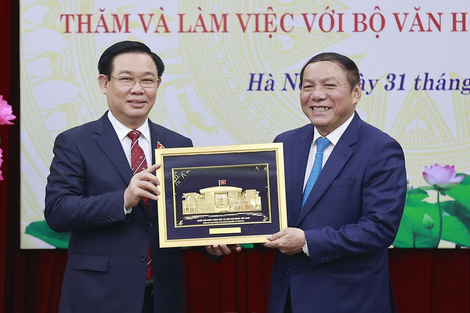 Chủ tịch Quốc hội Vương Đình Huệ tặng quà lưu niệm cho Bộ Văn hóa, Thể thao và Du lịch. (Ảnh: Doãn Tấn/TTXVN)