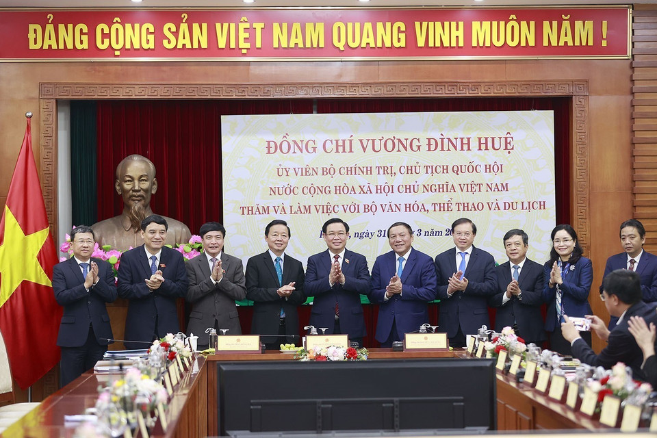 Chủ tịch Quốc hội Vương Đình Huệ với các đại biểu. (Ảnh: Doãn Tấn/TTXVN)