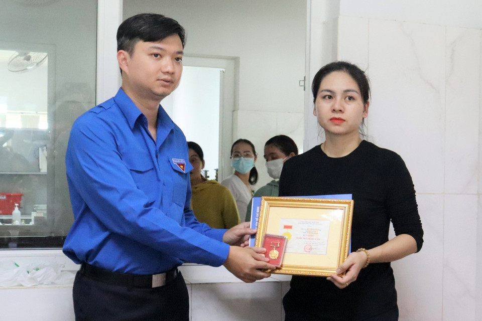 Trung ương Đoàn trao tặng Huy hiệu Tuổi trẻ Dũng cảm cho Đại úy Lê Kiên Cường (cán bộ Công an xã Ea Ktur, huyện Cư Kuin, tỉnh Đắk Lắk) đến gia đình chiến sỹ. (Ảnh: Hoài Thu/TTXVN)