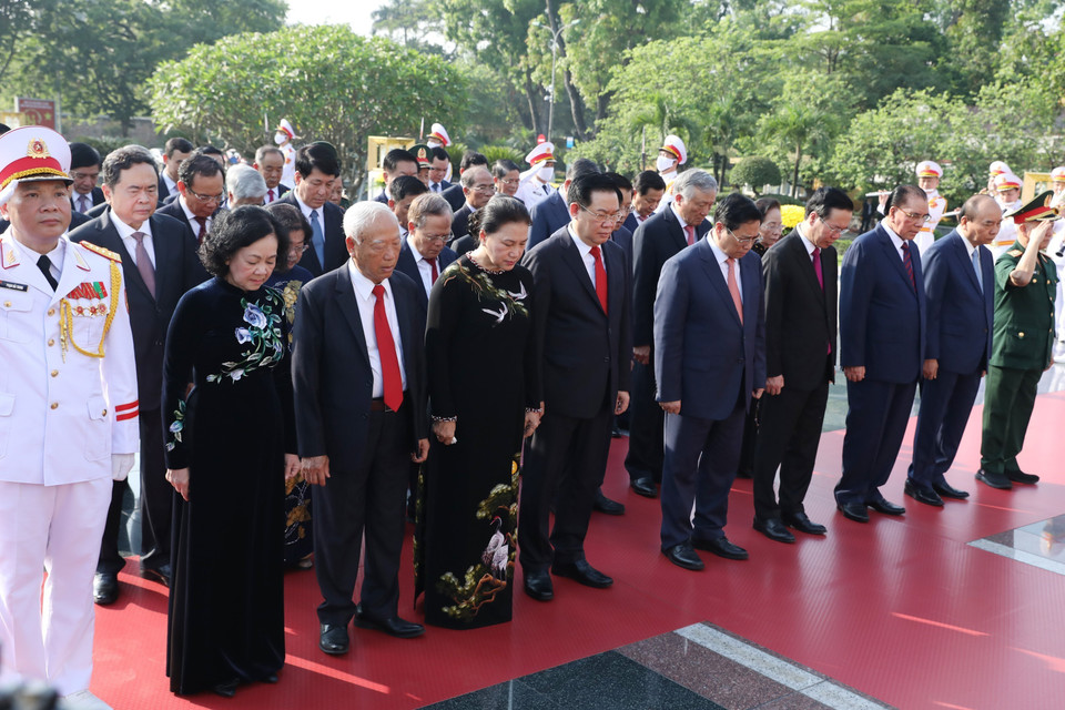 Đoàn đại biểu lãnh đạo Đảng, Nhà nước tưởng niệm các Anh hùng liệt sỹ. (Ảnh: Minh Đức/TTXVN)
