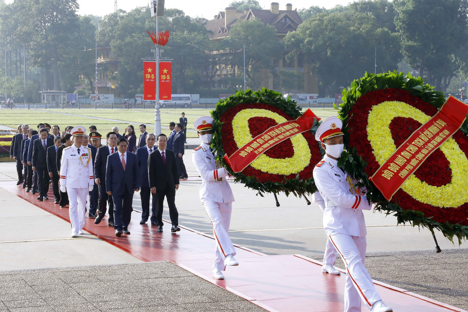 Lãnh đạo Đảng và Nhà nước đến đặt vòng hoa, vào Lăng viếng Chủ tịch Hồ Chí Minh. (Ảnh: An Đăng/TTXVN)