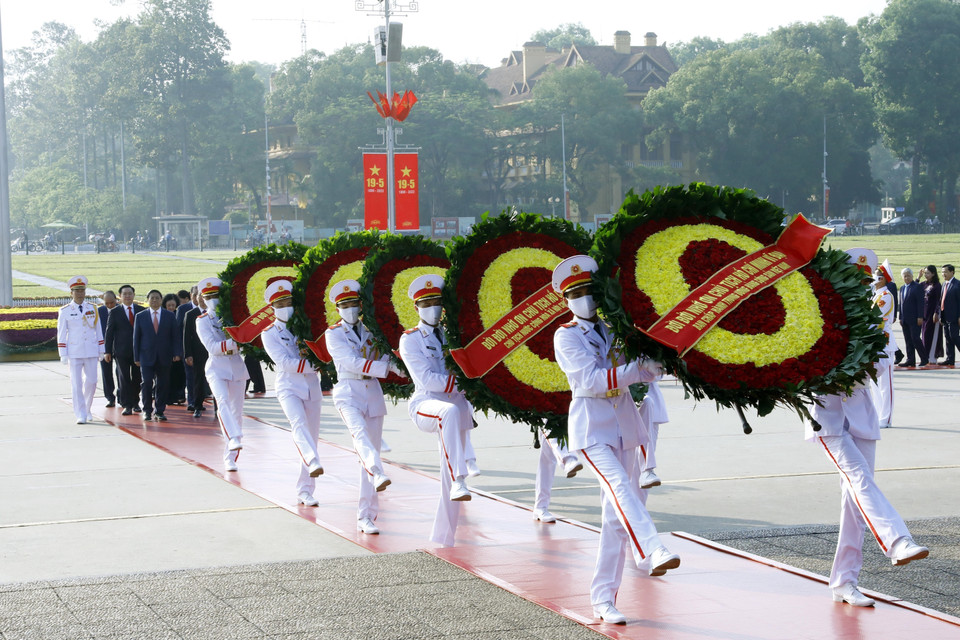 Nhân dịp kỷ niệm 133 năm Ngày sinh Chủ tịch Hồ Chí Minh (19/5/1890-19/5/2023), sáng 18/5, tại Hà Nội, đoàn đại biểu lãnh đạo Đảng, Nhà nước đến đặt vòng hoa và vào Lăng viếng Chủ tịch Hồ Chí Minh. (Ảnh: An Đăng/TTXVN)